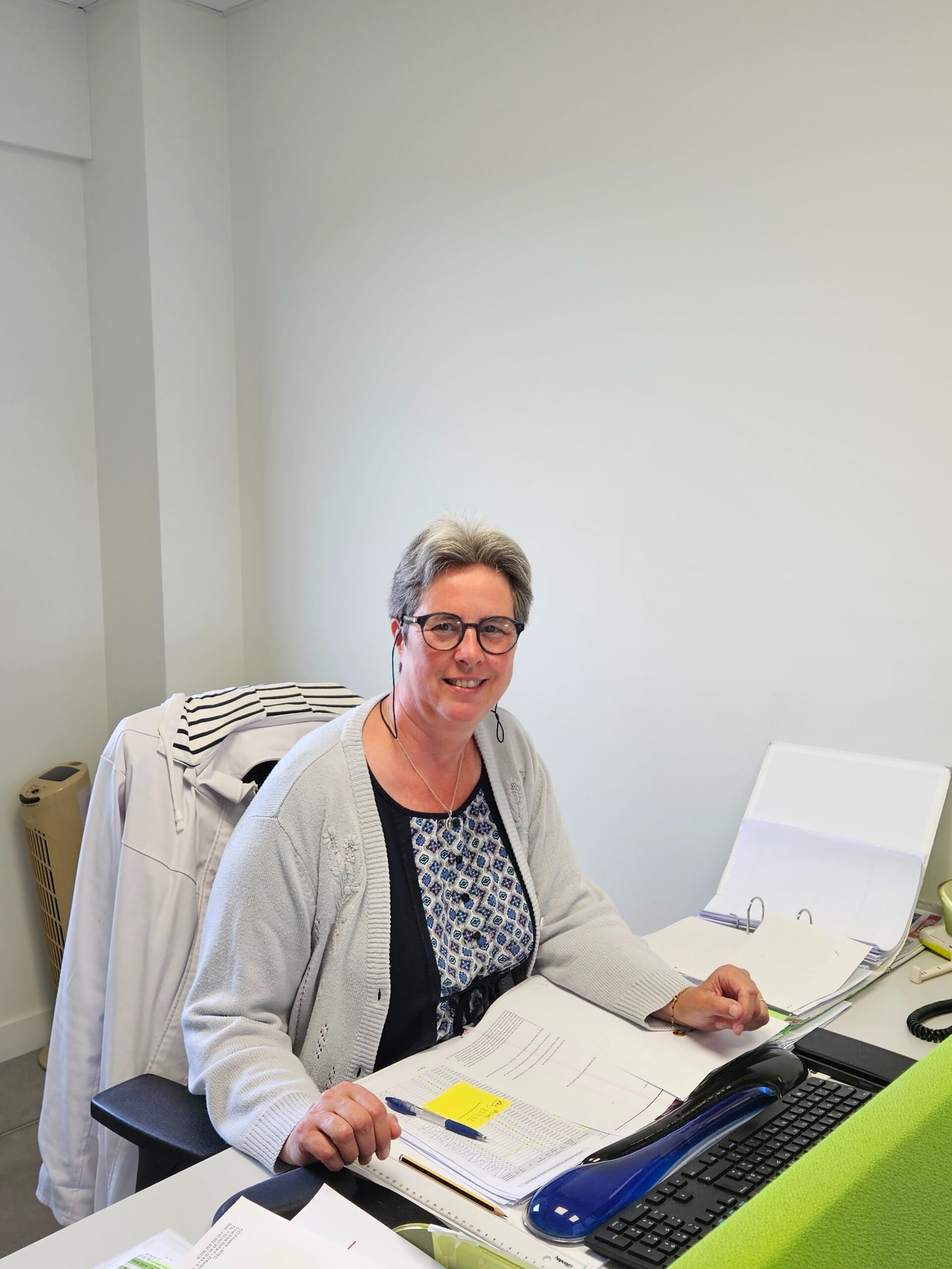 Une femme comptable est assise à son bureau