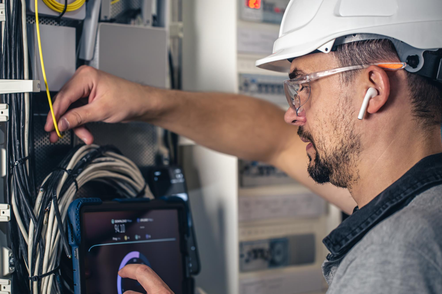 Technicien travaillant dans une centrale électrique