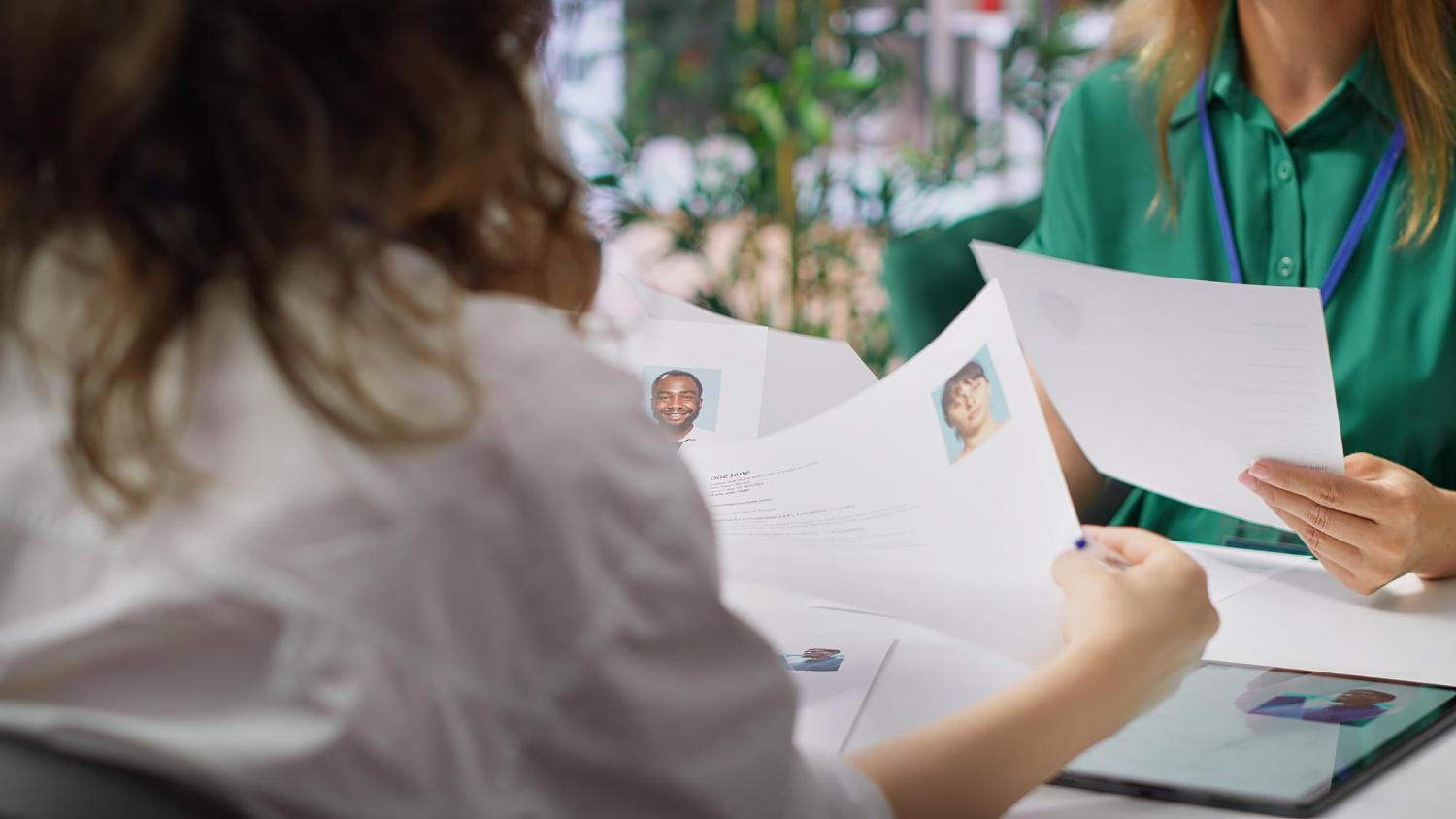 Des recruteurs évaluent des candidatures, CV