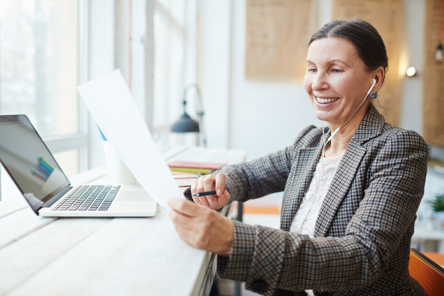 Une femme gère ses clients au téléphone