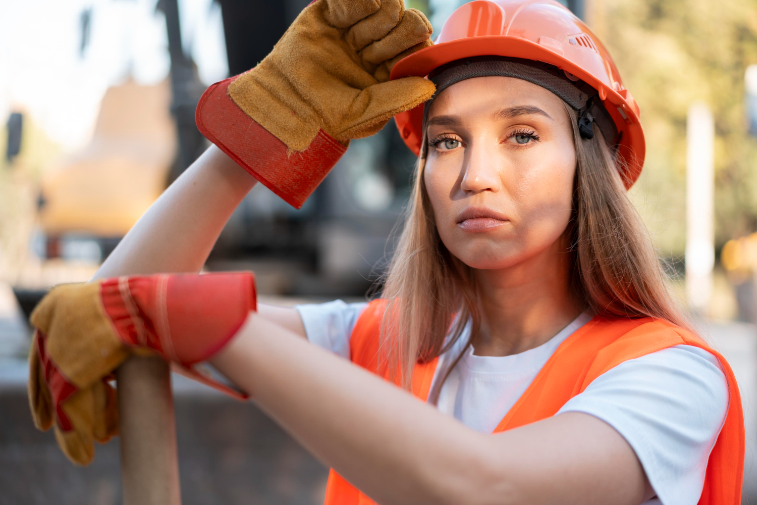 femme qui a chaud sous son casque de chantier