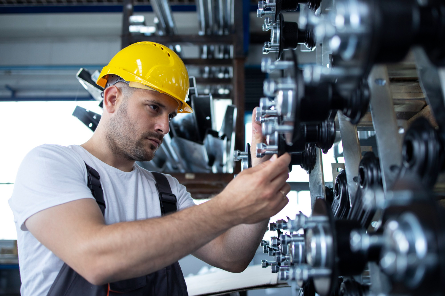 métier en tension, un technicien de maintenance répare une machine industrielle
