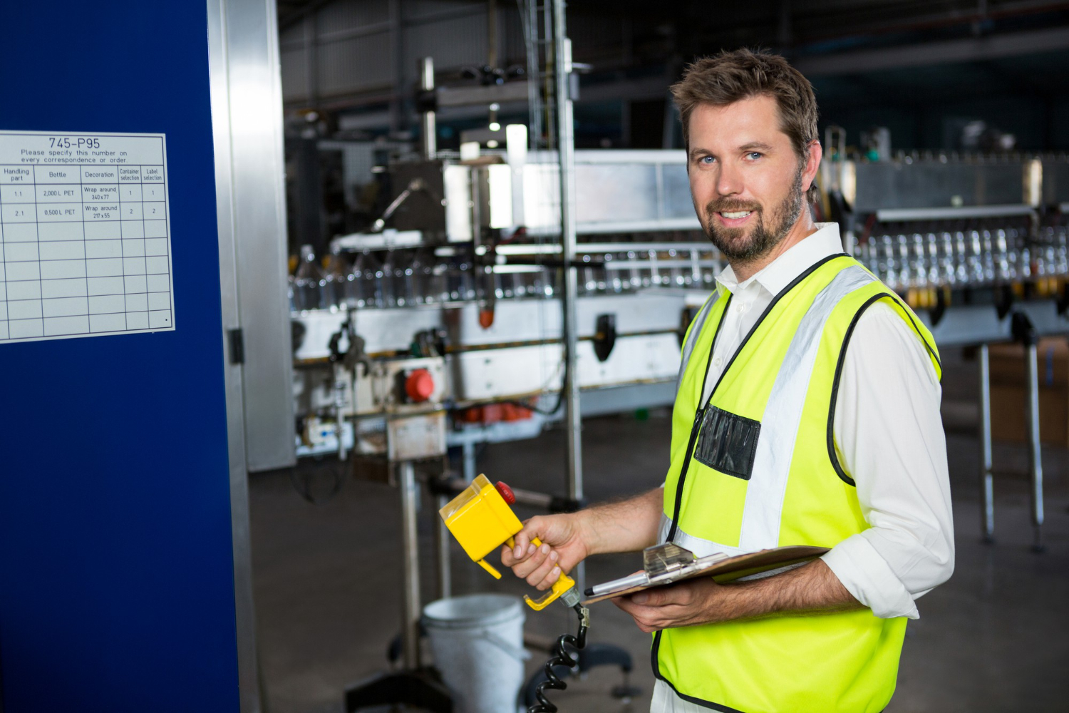 Technicien d'usine qui travaille sur une machine