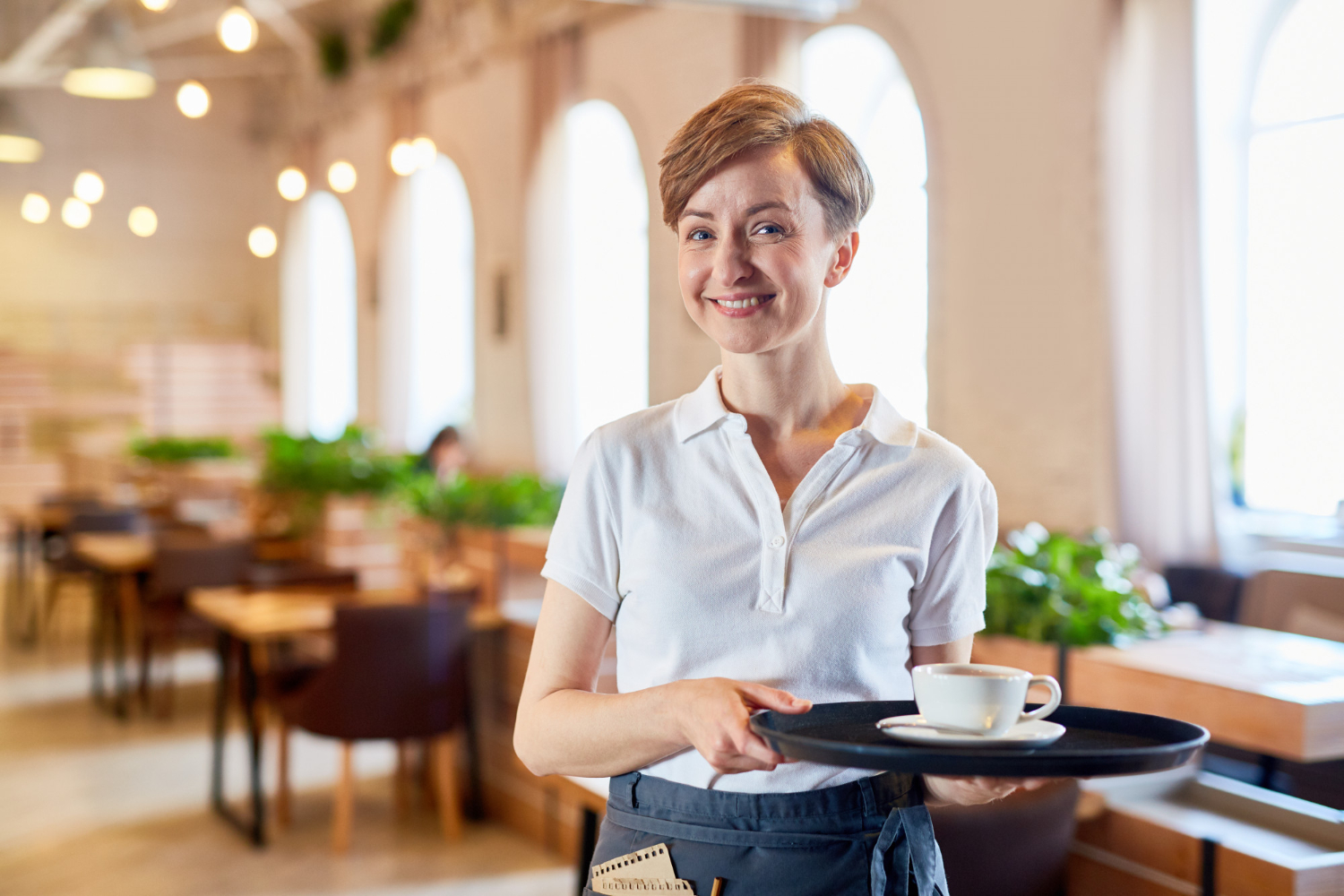 employée d'hôtel qui sert un café
