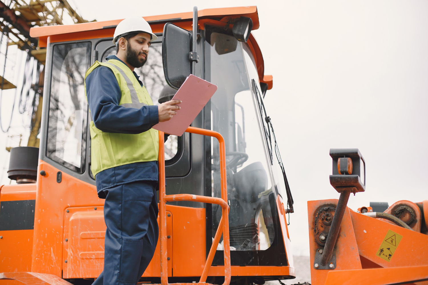Un ouvrier conduit un engin de chantier grâce à son caces
